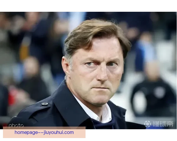 哈森许特尔接手狼堡后成功带队保级，逆境中展现教练智慧